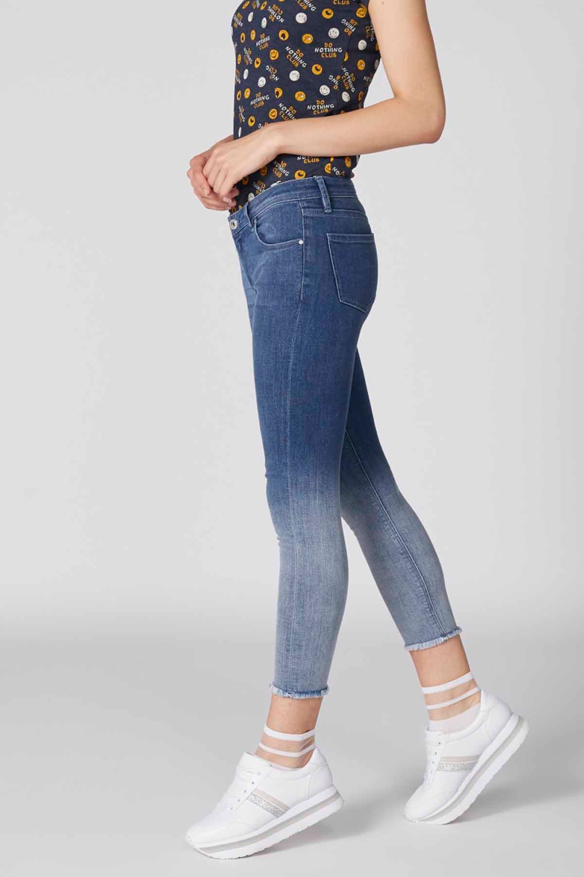 Cropped Jeans with Button Closure and Pocket Detail