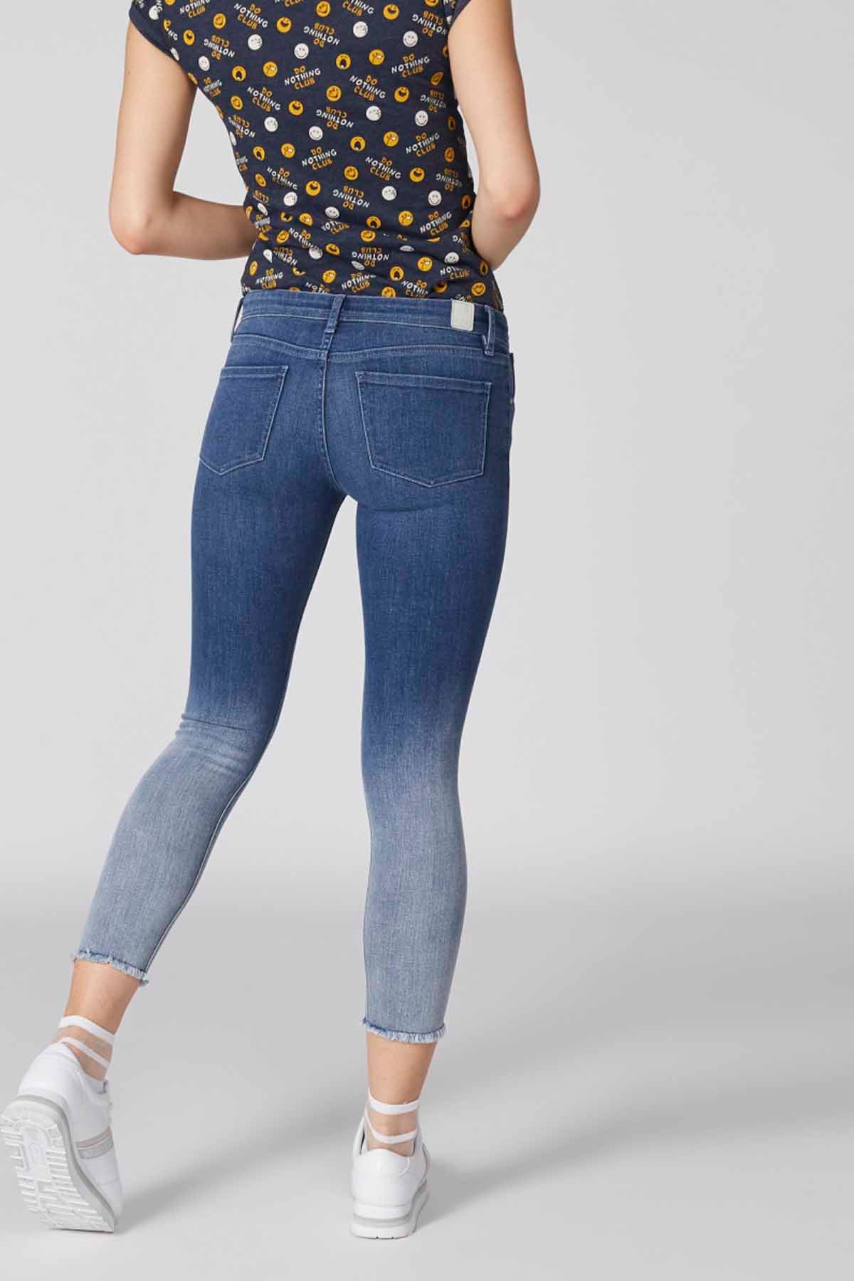 Cropped Jeans with Button Closure and Pocket Detail