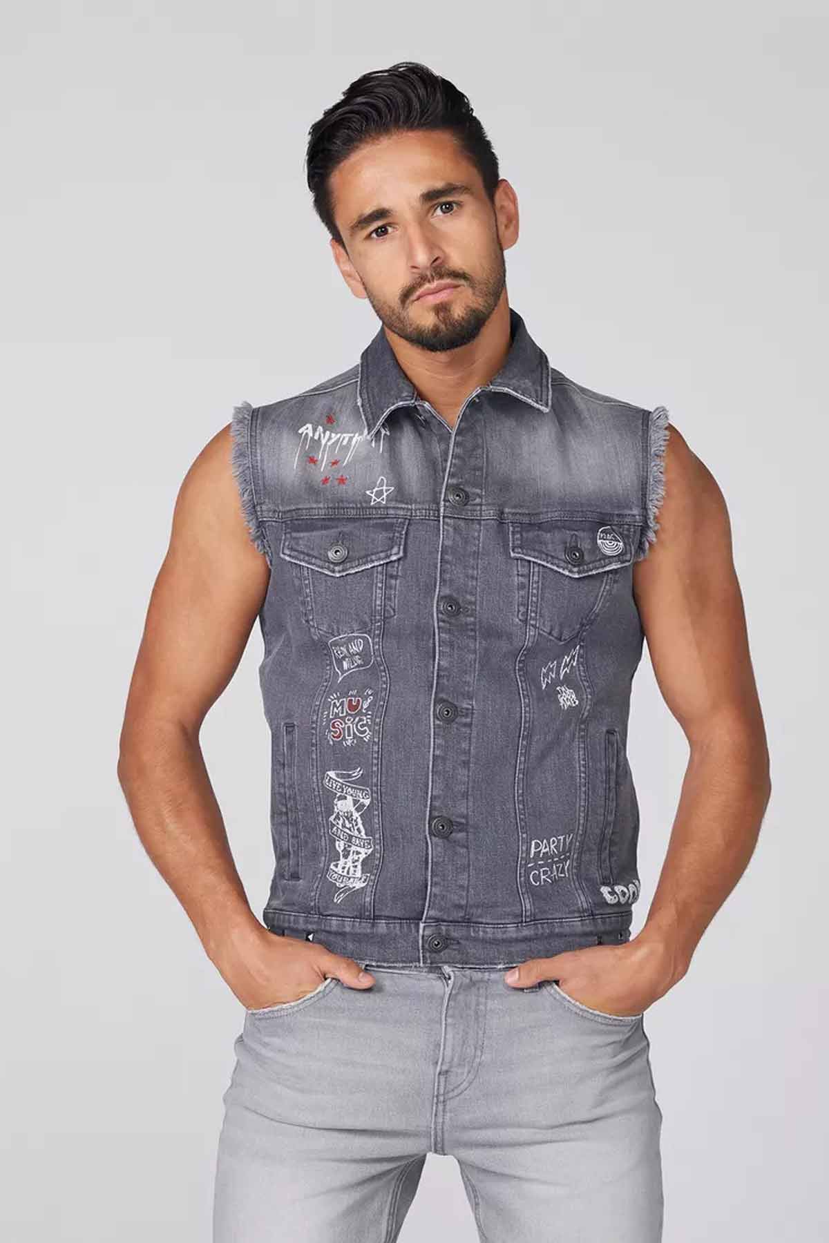 Printed Sleeveless Trucker Jacket with Flap Pockets