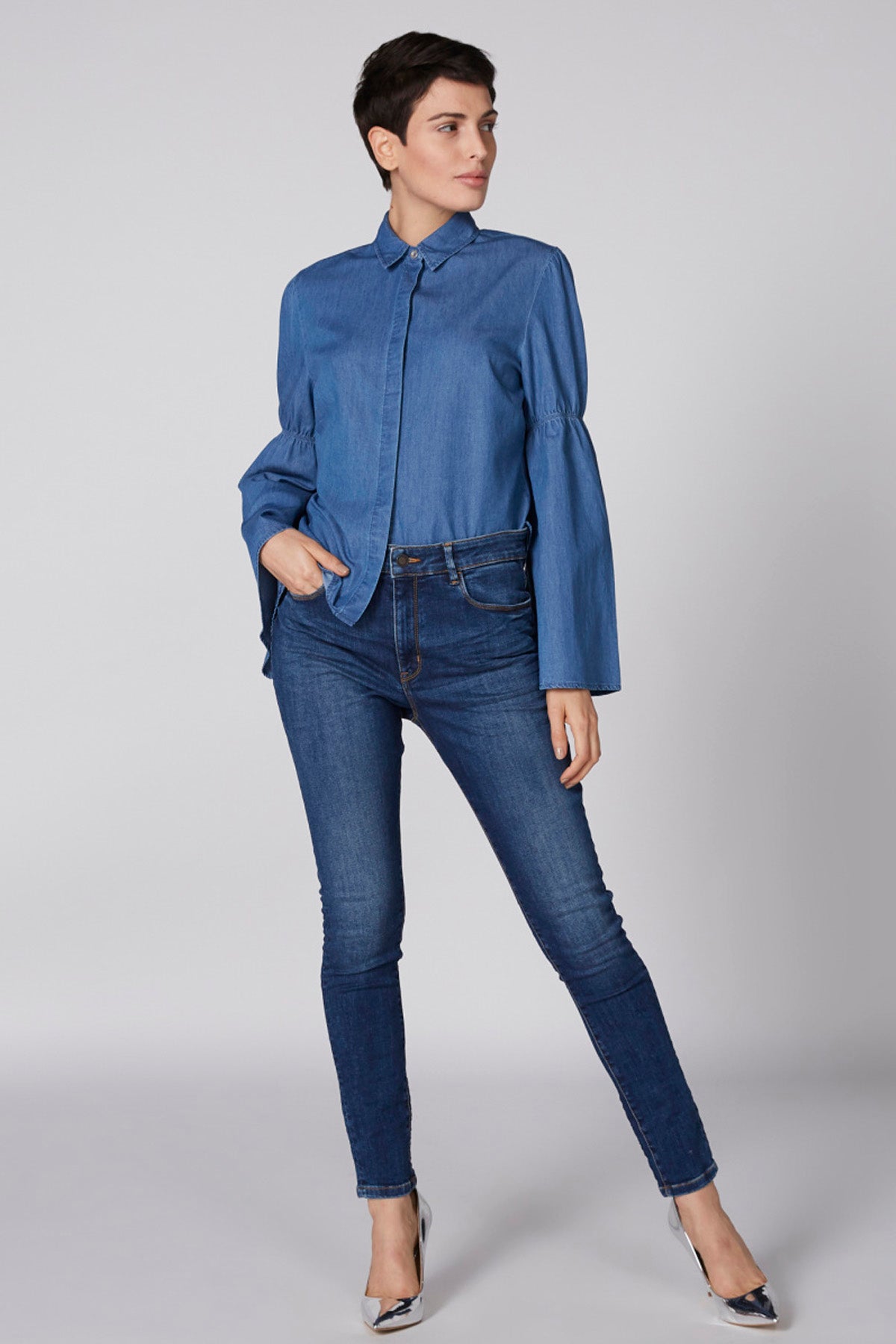 Full Length Jeans with Button Closure and Pocket Detail