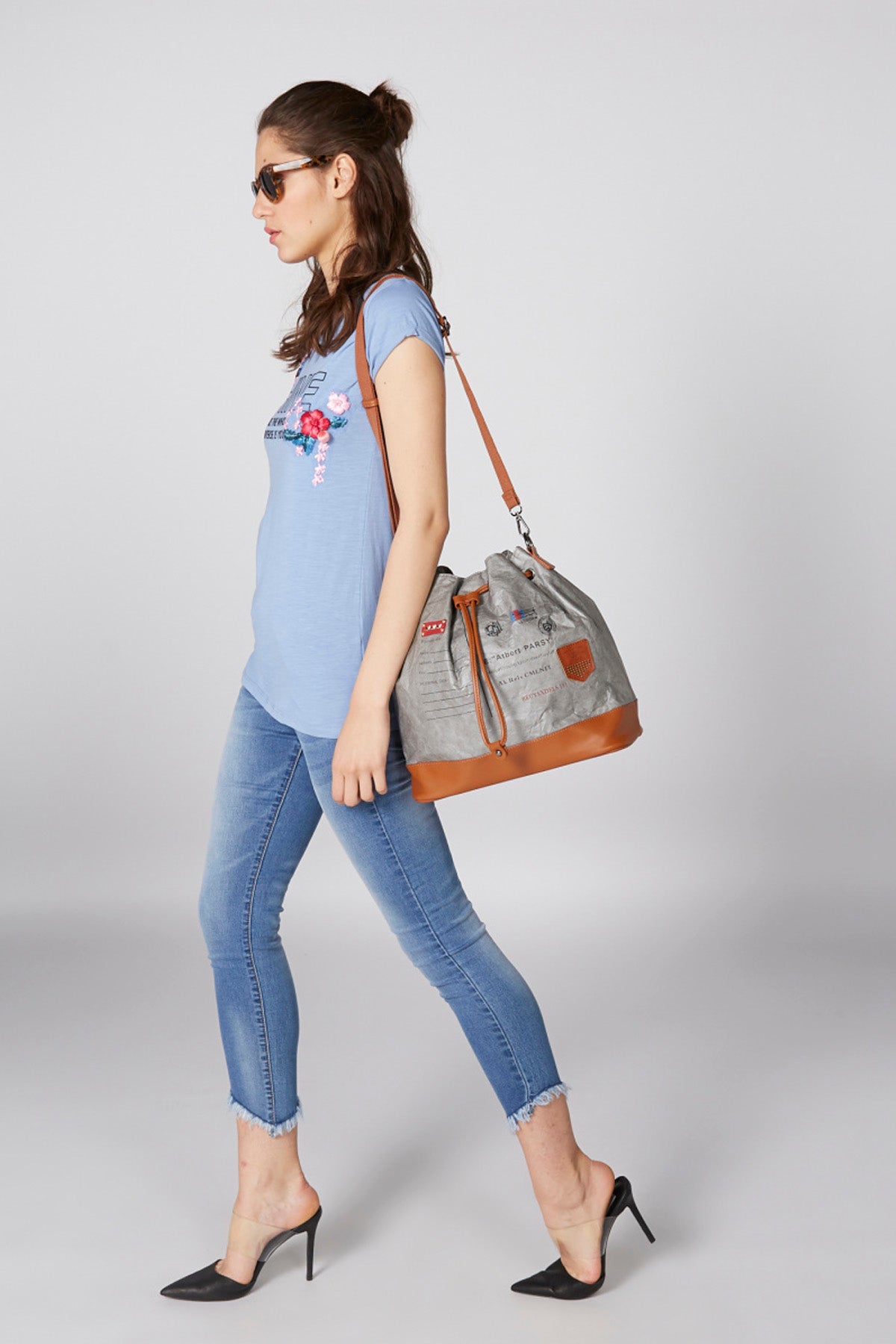 Distressed Cropped Jeans with Button Closure and Pocket Detail