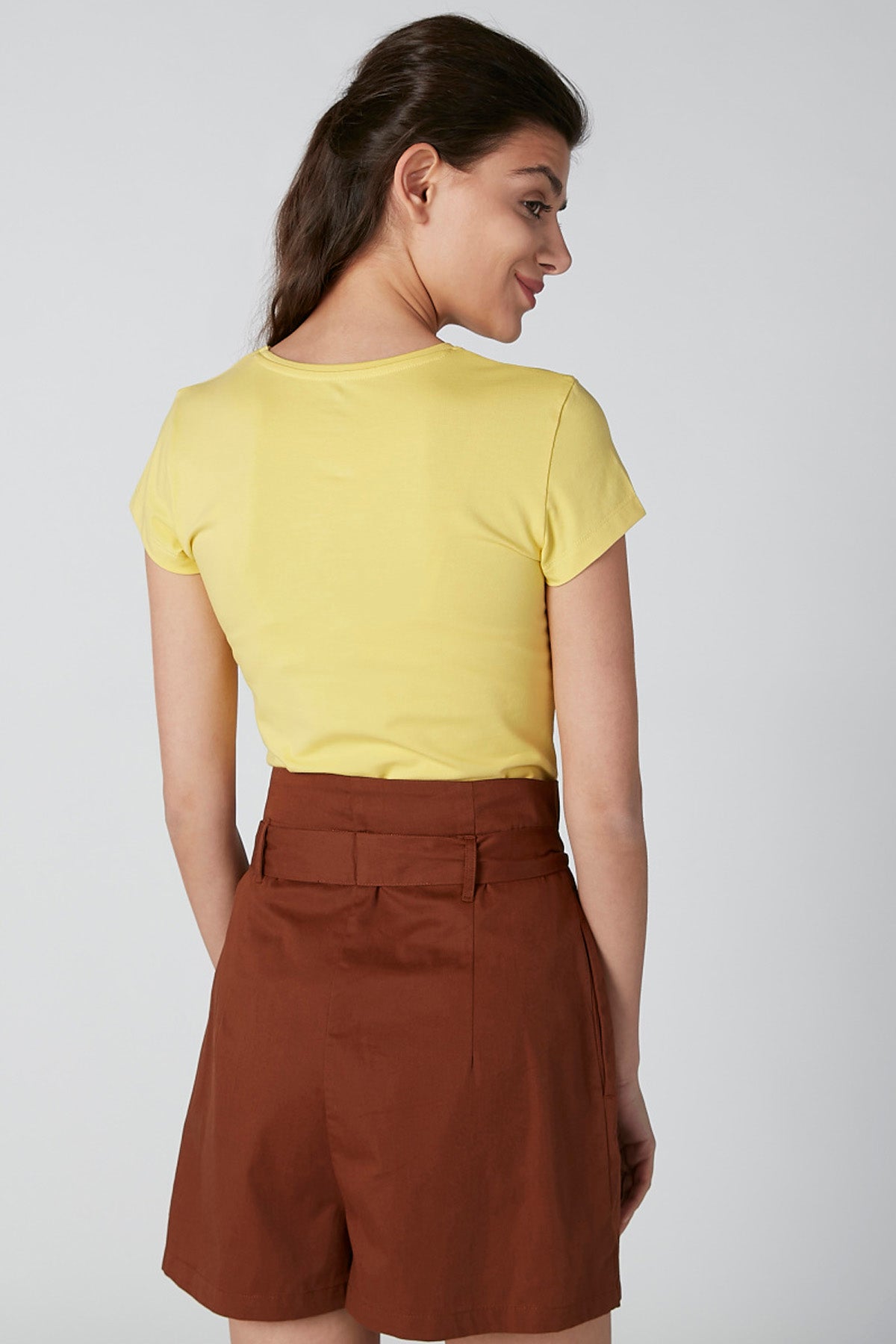 Basic T-shirt with Short Sleeves and Round Neck