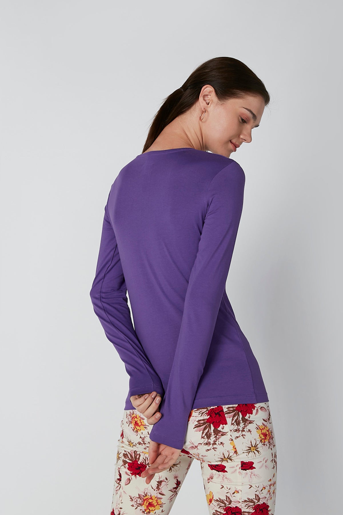 Basic T-Shirt with Long Sleeves and Round Neck