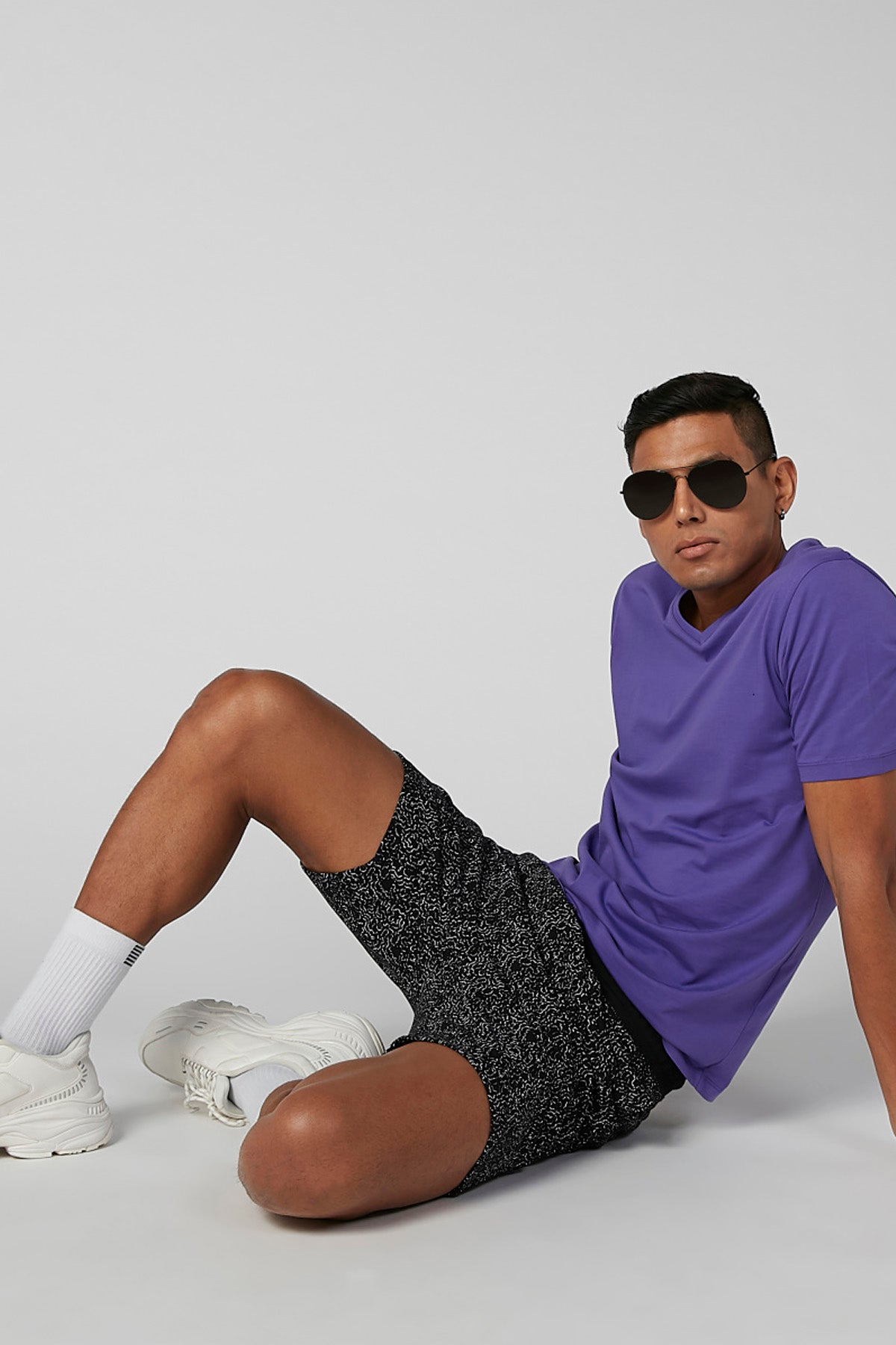 Plain T-shirt with V-Neck Neck and Short Sleeves
