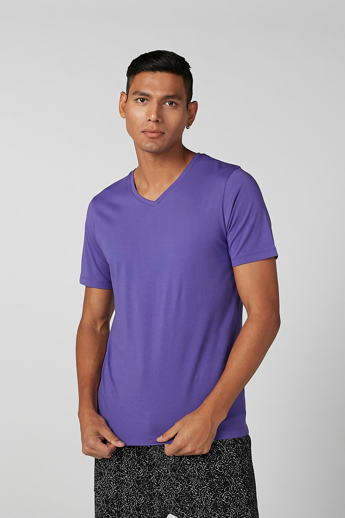 Plain T-shirt with V-Neck Neck and Short Sleeves