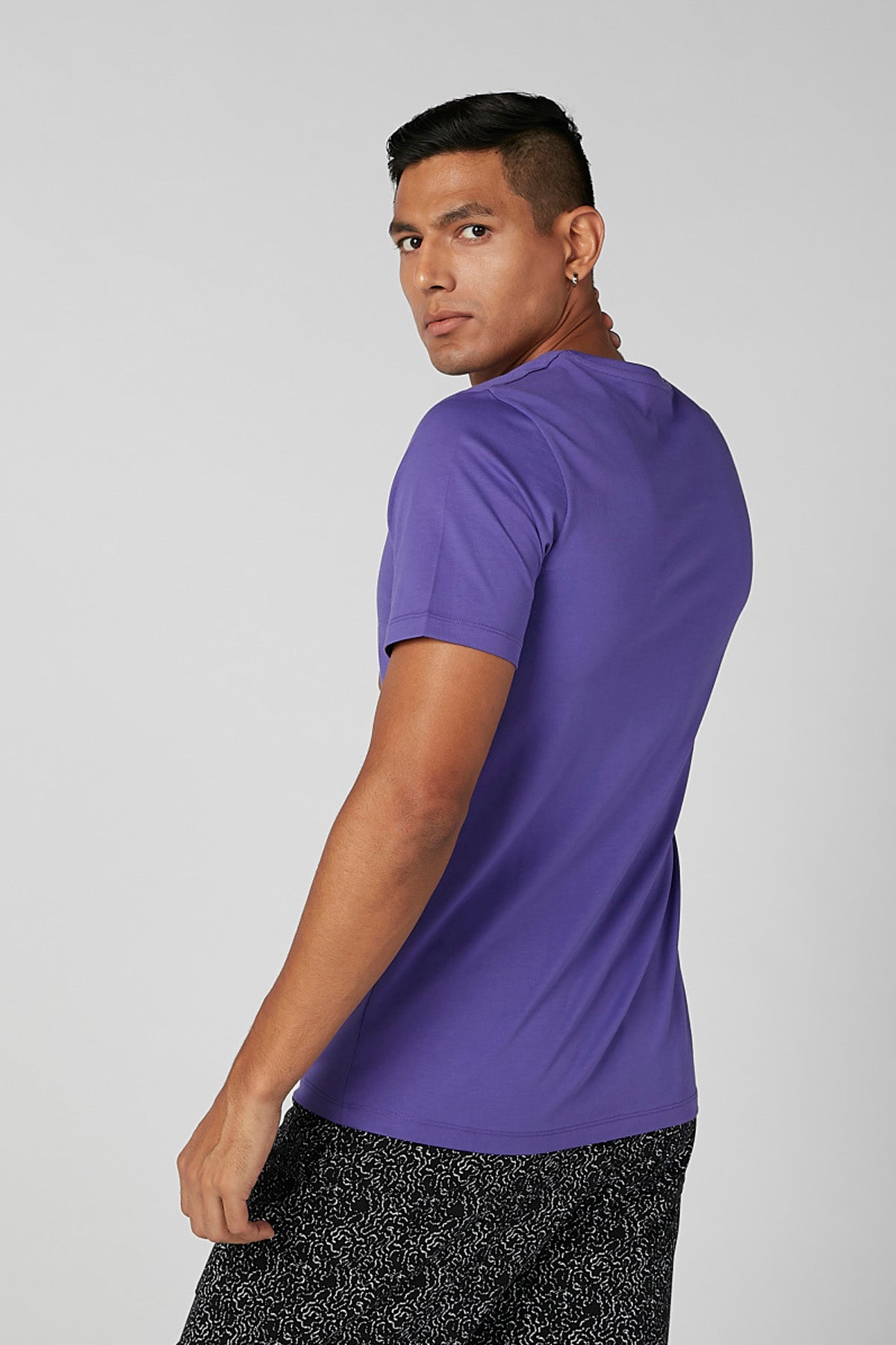 Plain T-shirt with V-Neck Neck and Short Sleeves
