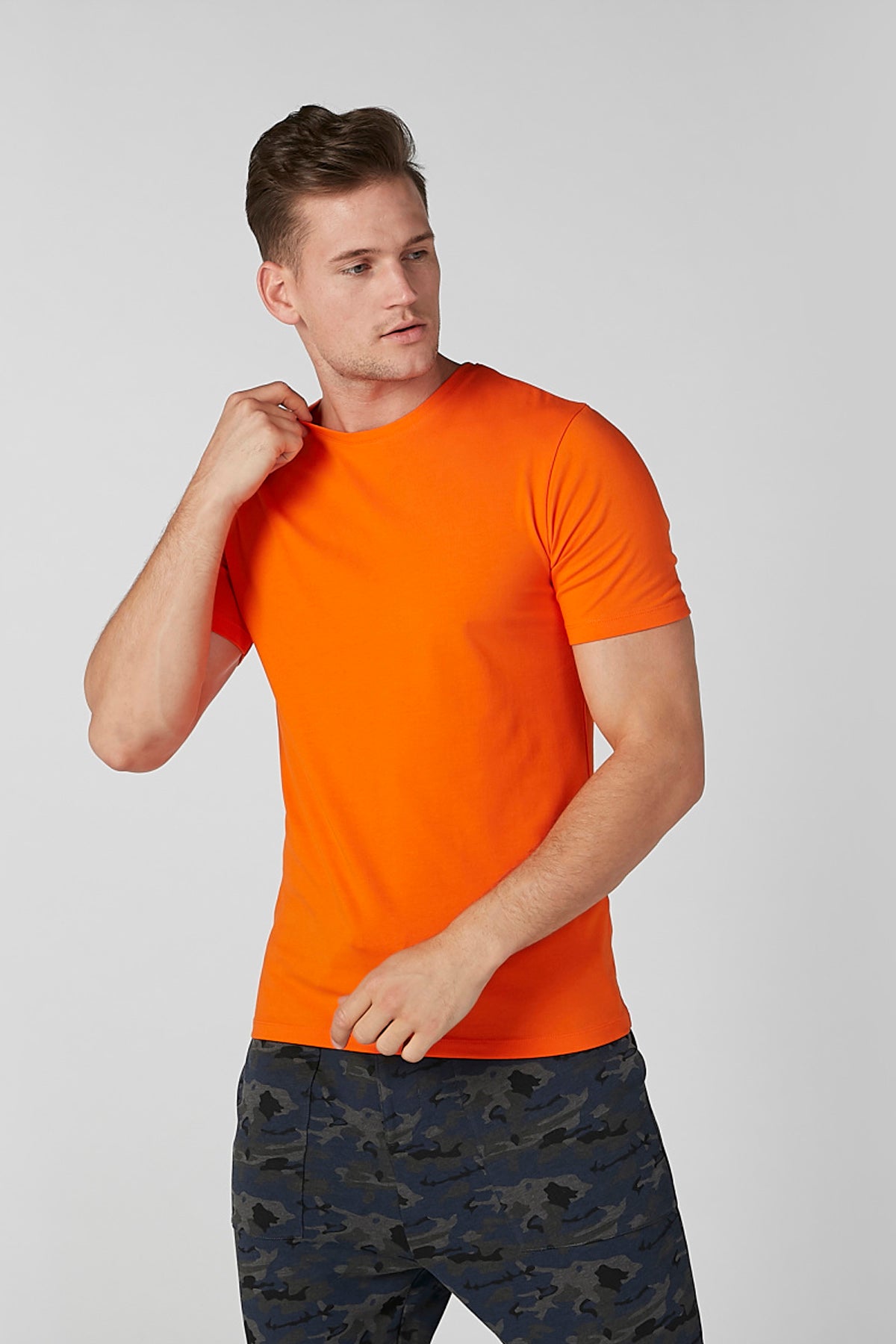 Plain T-shirt with Round Neck and Short Sleeves