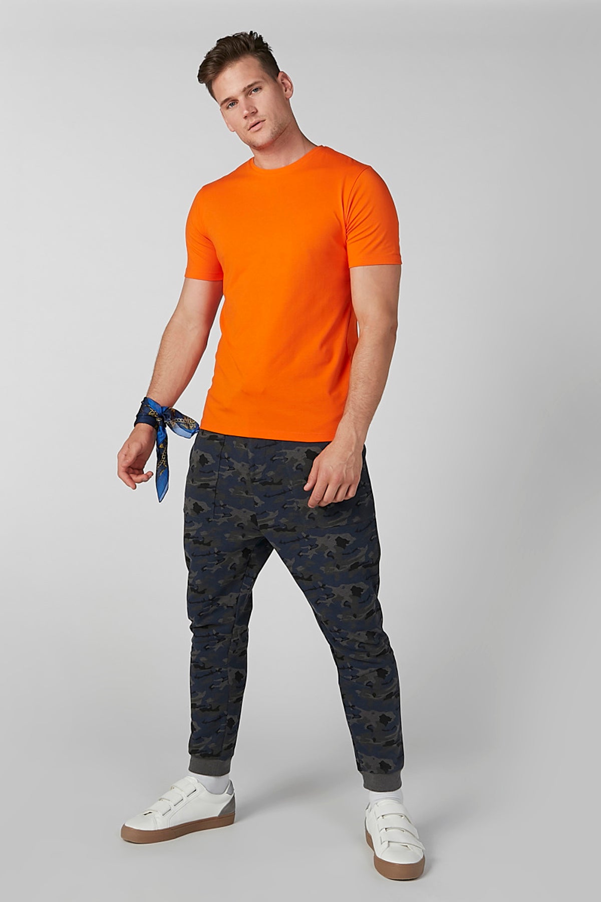 Plain T-shirt with Round Neck and Short Sleeves