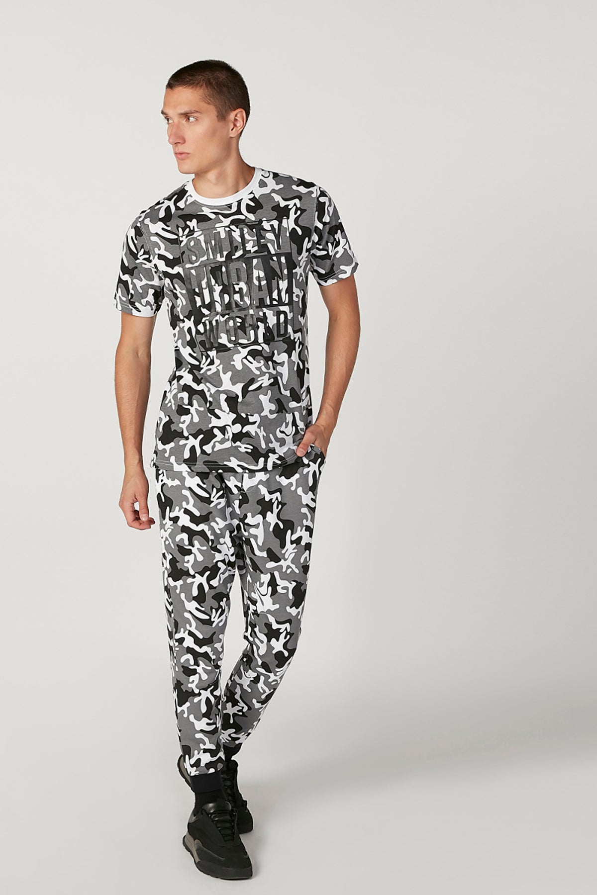 Slim Fit Camouflage Printed Mid Waist Jog Pants