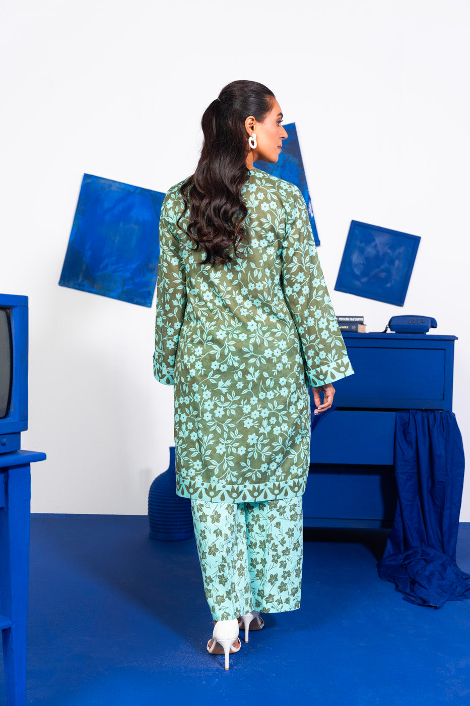 2 Pc Printed Lawn Shirt With Cambric Trouser