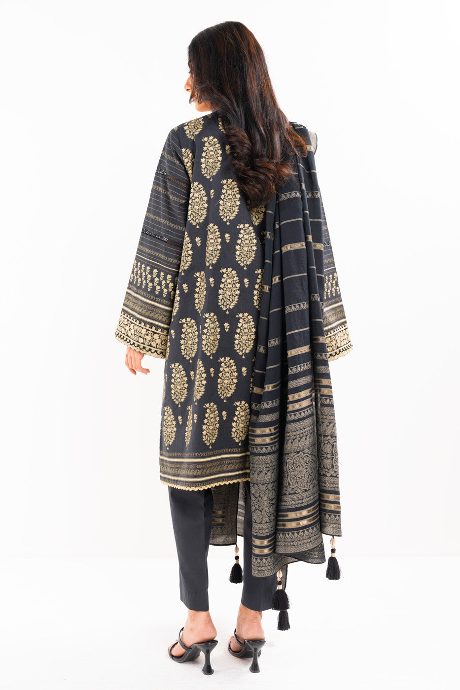 3 Pc Embroidered Cambric Suit With Jacquard Dupatta