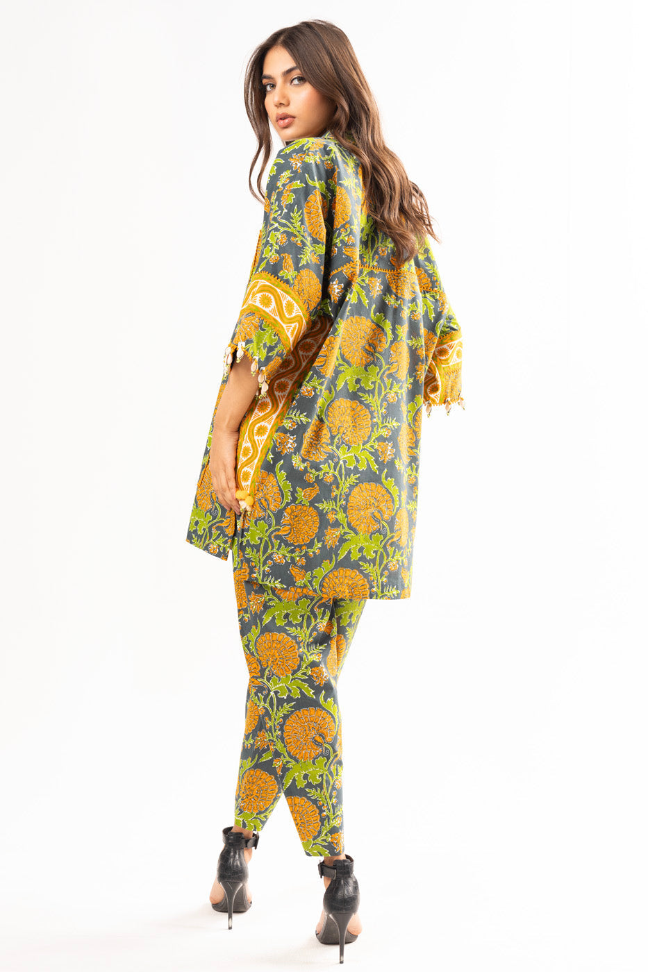 2 Pc Printed Lawn Suit With Cambric Trouser