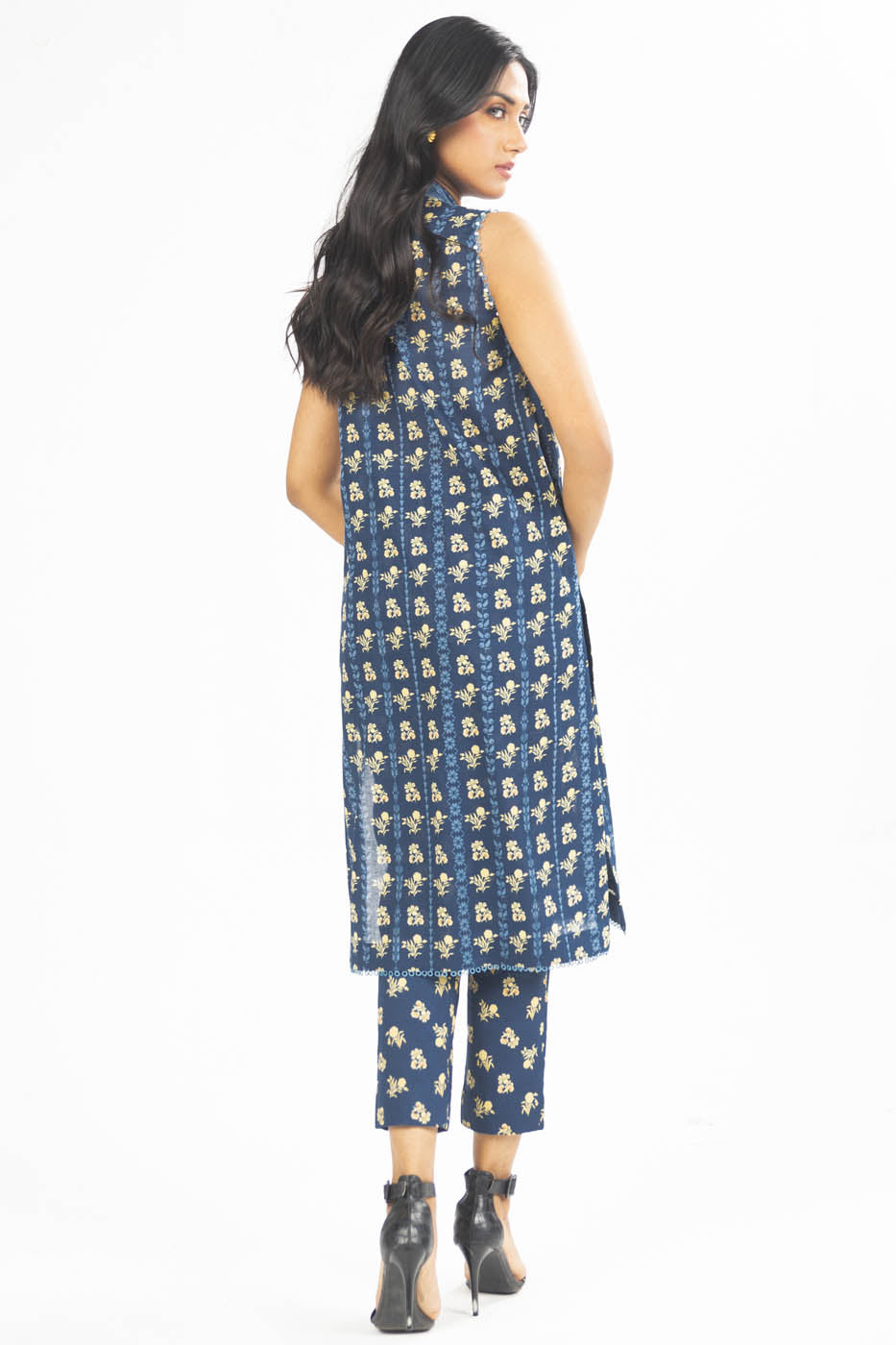 2 Pc Printed Lawn Suit With Cambric Trouser