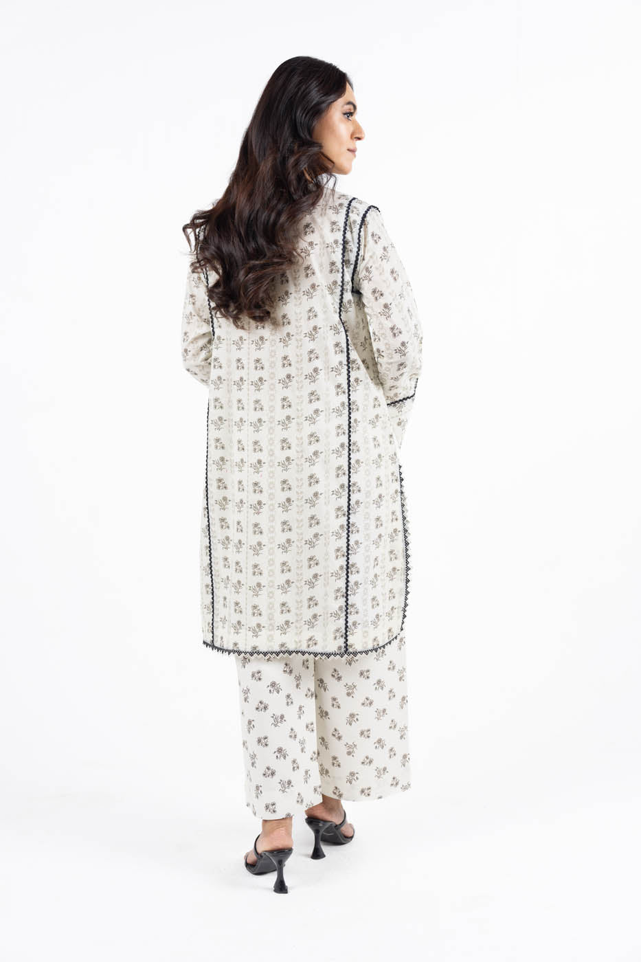 2 Pc Printed Lawn Suit With Cambric Trouser