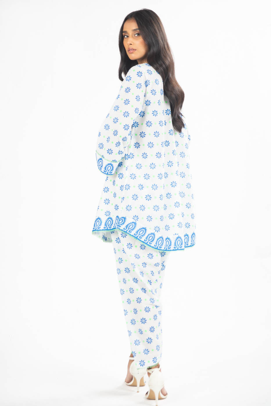 2 Pc Printed Lawn Suit With Cambric Trouser