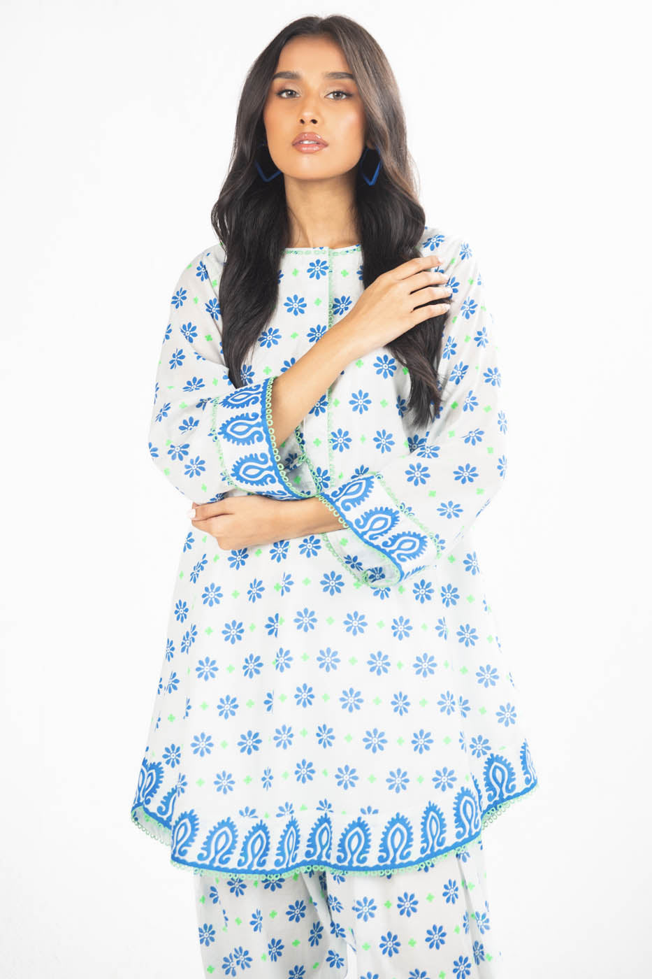 2 Pc Printed Lawn Suit With Cambric Trouser