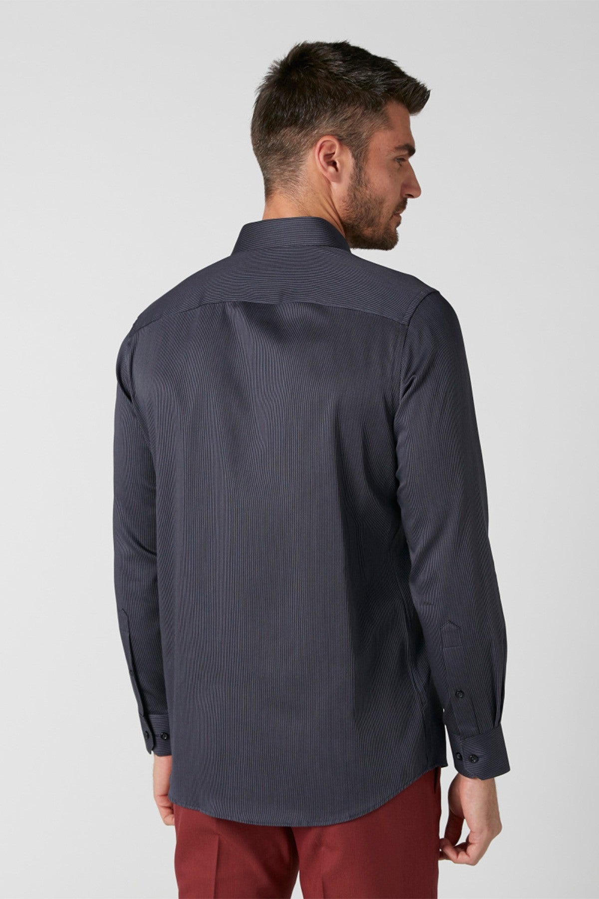 Long Sleeves Shirt in Slim Fit with Complete Placket